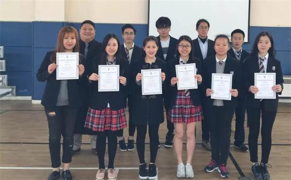 获得荣誉的学生合照 获得荣誉的学生合照