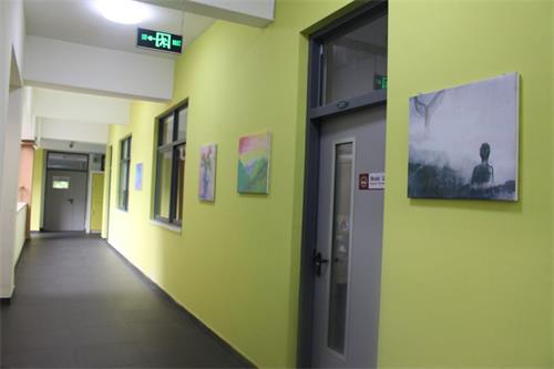 广州为明学校国际部教学楼走廊