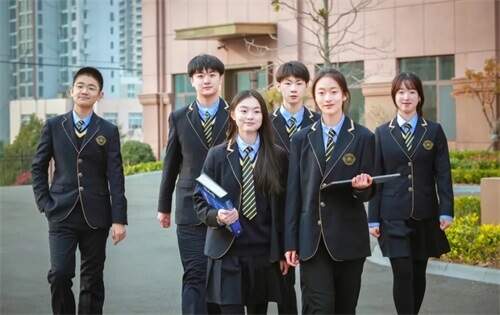 青岛格兰德中学高中部的学生们