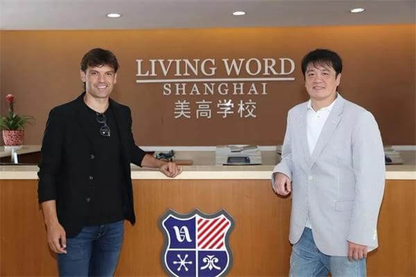 方董莫伦特斯合影 方董莫伦特斯合影