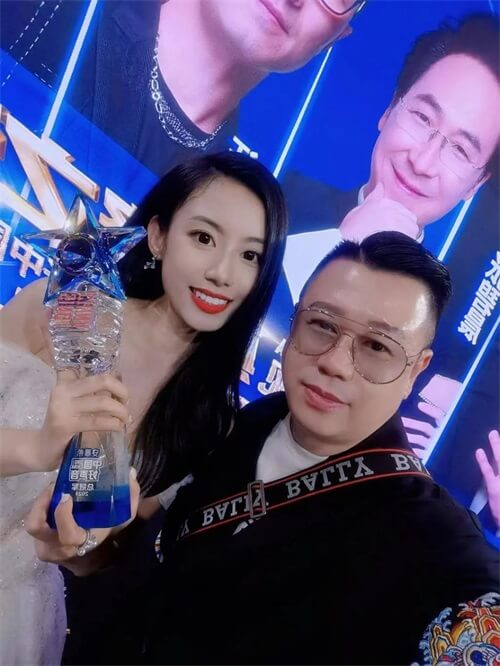 伍珂玥与赵久峰老师合照 伍珂玥与赵久峰老师合照